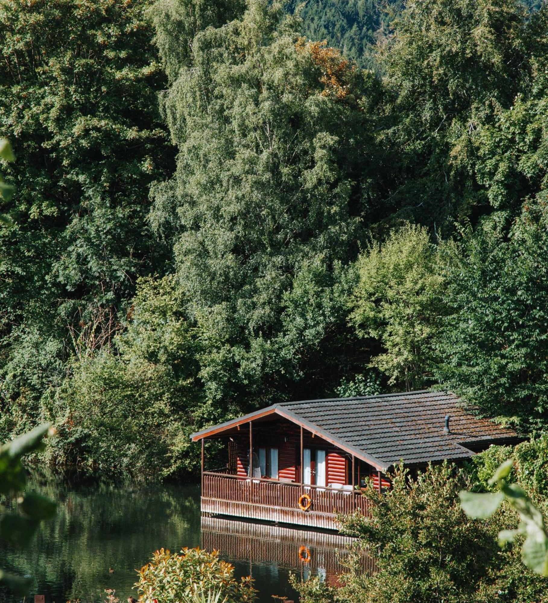 Herons Lake Retreat Hot Tub Lodges Caerwys Exterior photo