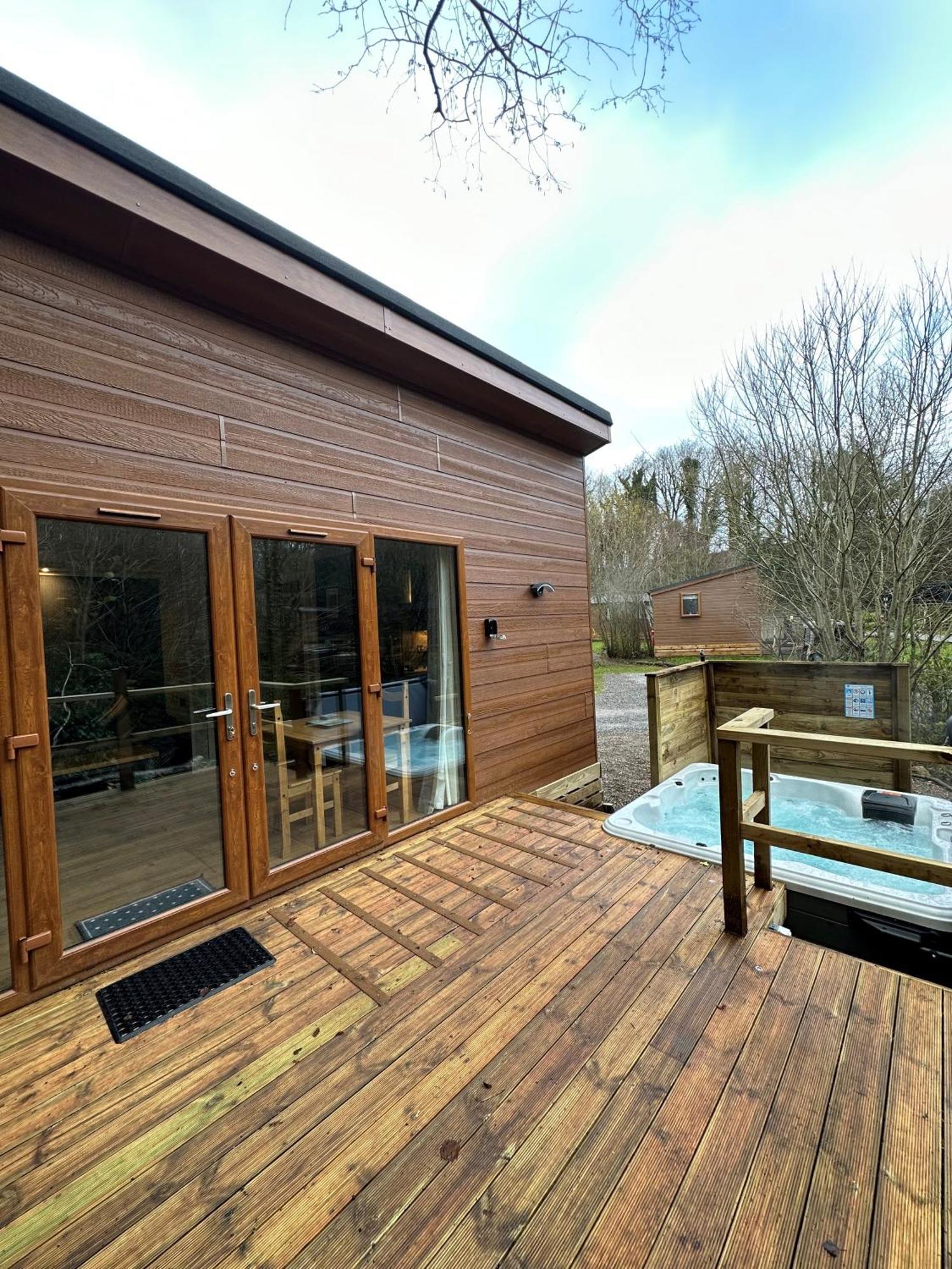 Herons Lake Retreat Hot Tub Lodges Caerwys Exterior photo